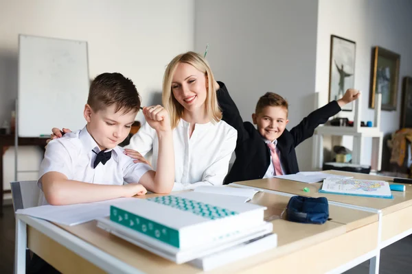 School. kinderen leren op school. opleiding van studenten — Stockfoto