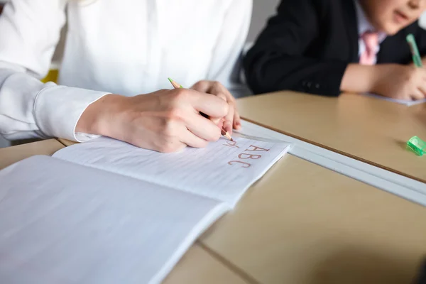 Schule. Kinder lernen in der Schule. Ausbildung von Studenten — Stockfoto