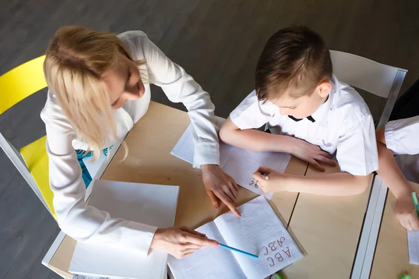 学校。子供は、学校で学ぶ。研修留学生 — ストック写真