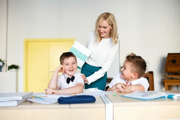 Schule. Kinder lernen in der Schule. Ausbildung von Studenten — Stockfoto