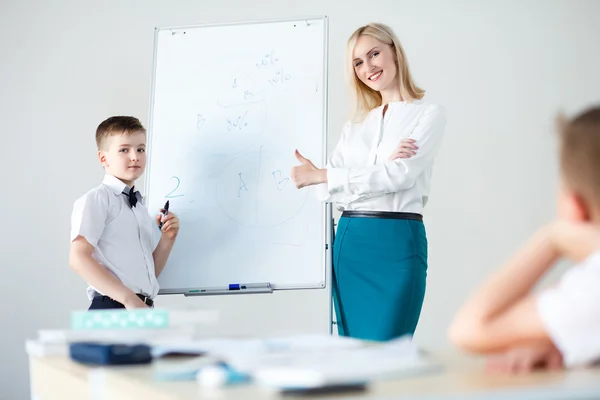 A scuola. i bambini imparano a scuola. formazione degli studenti — Foto Stock