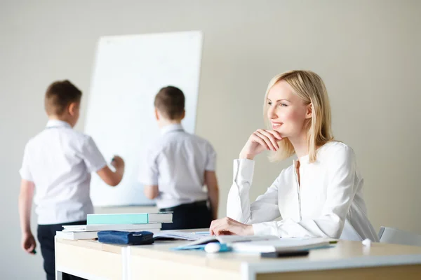 学校。儿童在校学习。培养学生 — 图库照片