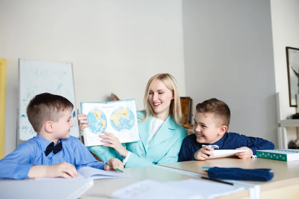 Skolan. barn lär sig i skolan. utbilda studenter — Stockfoto