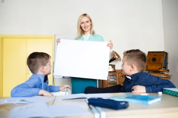 Skolan. barn lär sig i skolan. utbilda studenter — Stockfoto