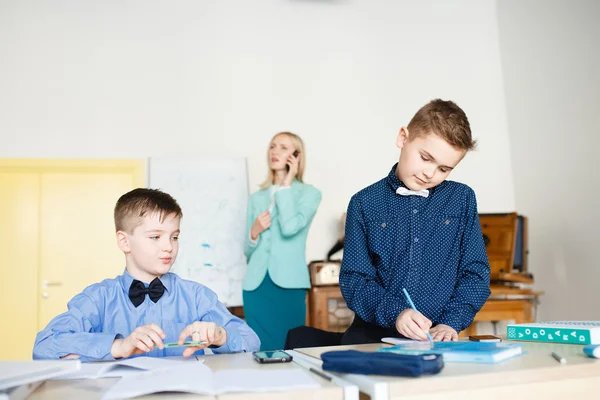 En la escuela. los niños aprenden en la escuela. formación de estudiantes —  Fotos de Stock