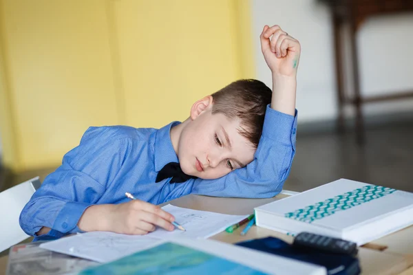 A scuola. i bambini imparano a scuola. formazione degli studenti — Foto Stock