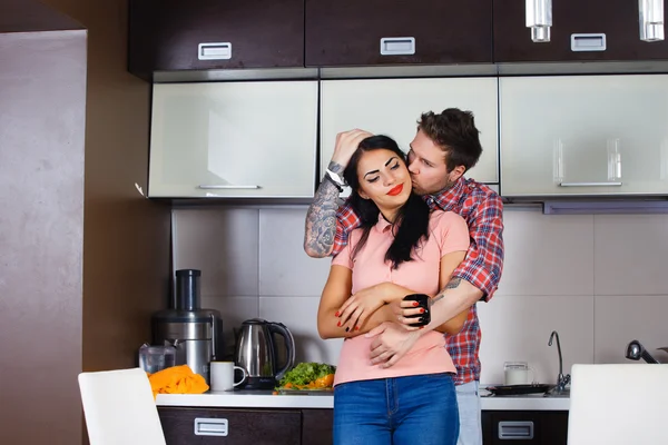 台所で抱き締める若いカップル — ストック写真