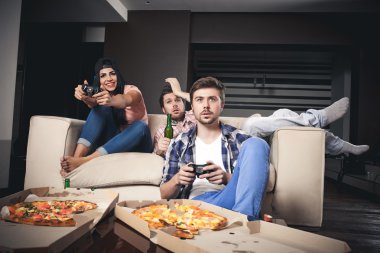 kanepede otururken video oyunları oynarken