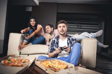 kanepede otururken video oyunları oynarken