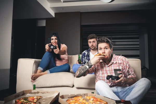 Jogar videogames enquanto está sentado no sofá — Fotografia de Stock