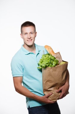 Portre pozitif genç erkek, holding paketi taze gıda ile