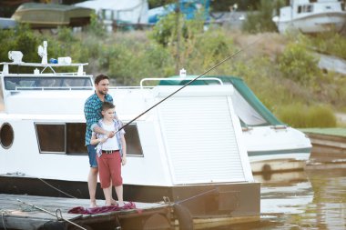 adam ve gölde balık tutan çocuk