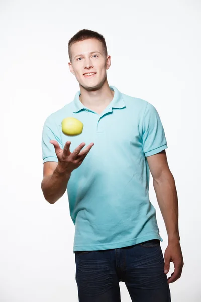 Joven guapo posando con manzana en la mano — Foto de Stock