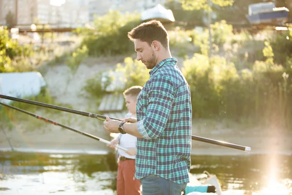 Hombre y niño pescando en el lago — Foto de Stock