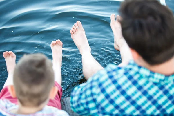 Hombre y niño pescando en el lago — Foto de Stock