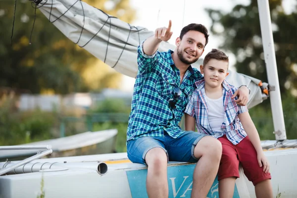 Man en jongen vissen op het meer — Stockfoto