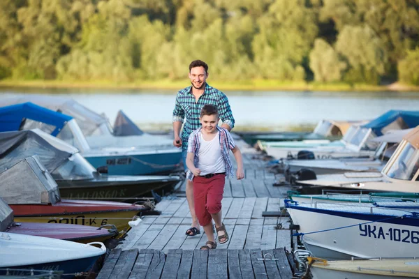 男人和男孩在湖上捕鱼 — 图库照片
