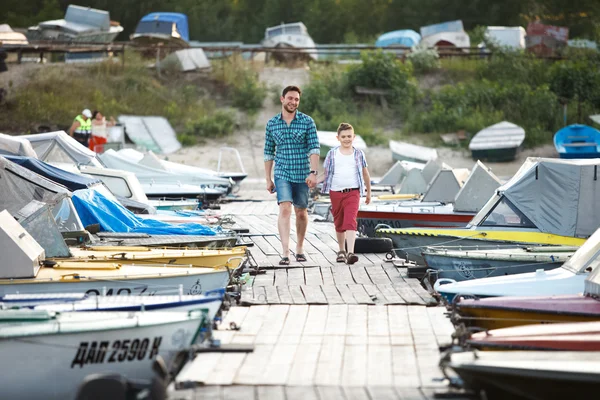 Man en jongen vissen op het meer — Stockfoto