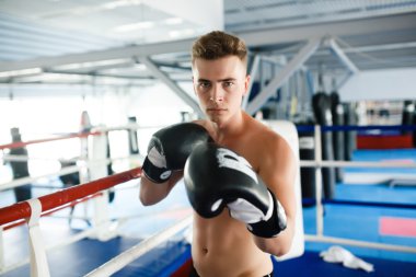 Eylem boksör eldivenleri eğitim tutumunda