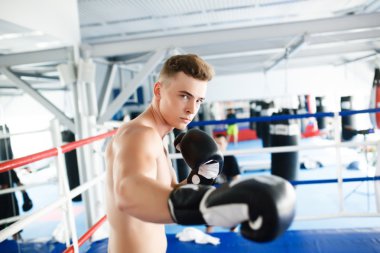 Eylem boksör eldivenleri eğitim tutumunda
