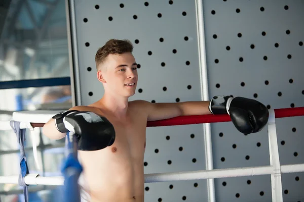 Luvas de boxer de ação em atitude de treinamento — Fotografia de Stock