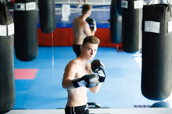 Боксерские перчатки в тренировочном настроении — стоковое фото