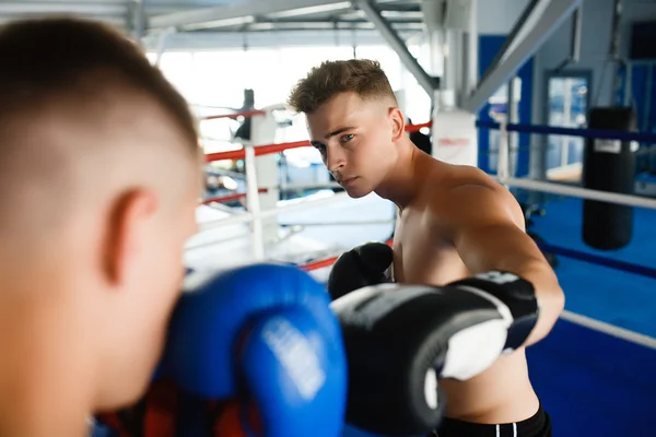 Sterke bokser en tegenstander tijdens een gevecht vak in ring — Stockfoto