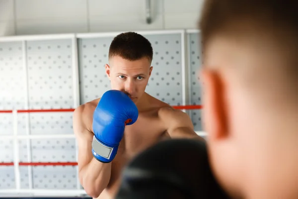 Boxer forte e avversario durante un combattimento di scatola in anello — Foto Stock