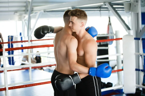 Сильный боксер и оппонент во время бокса в ринге — стоковое фото