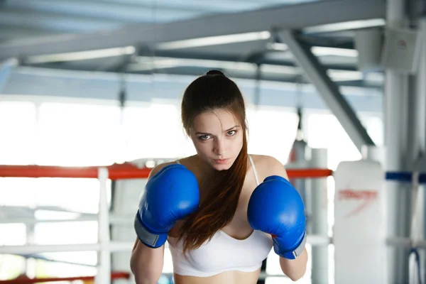 Saco de perfuração feminino atraente com luvas de boxe — Fotografia de Stock