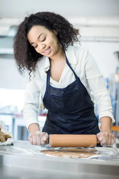 Giovane ragazza impara a cucinare torte in panetteria — Foto Stock