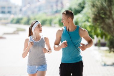 genç bir çift de sabah parkta koşu. Sağlık ve fitness.