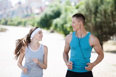 genç bir çift de sabah parkta koşu. Sağlık ve fitness.