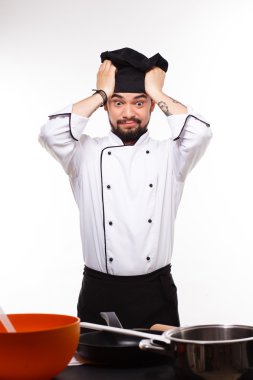 Portre portre yakışıklı Cook küçük bir tavaya arıyorsunuz