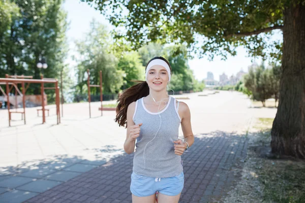 Runner Jogging Workout in a Park. Chica en forma. Fitness al aire libre . —  Fotos de Stock