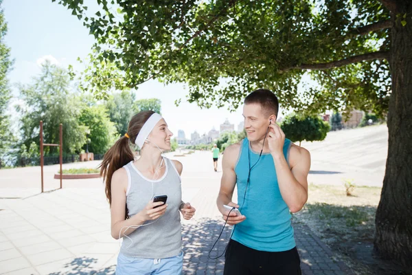 Mladý pár, běhání v parku na ráno. zdraví a fitness. — Stock fotografie