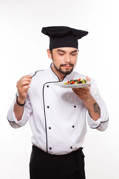 Koken mens blij met salade — Stockfoto