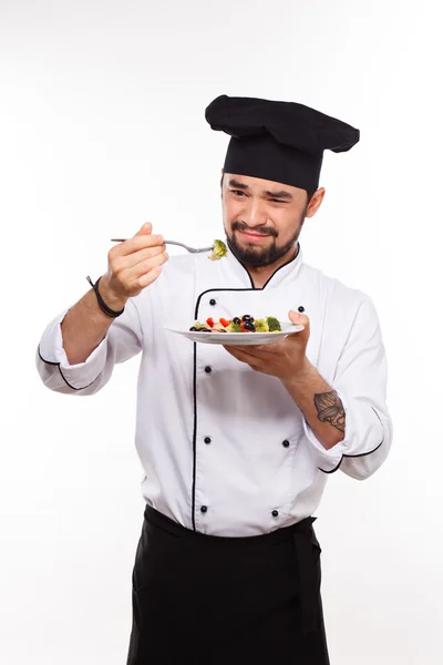 Cook muž spokojený s salát — Stock fotografie