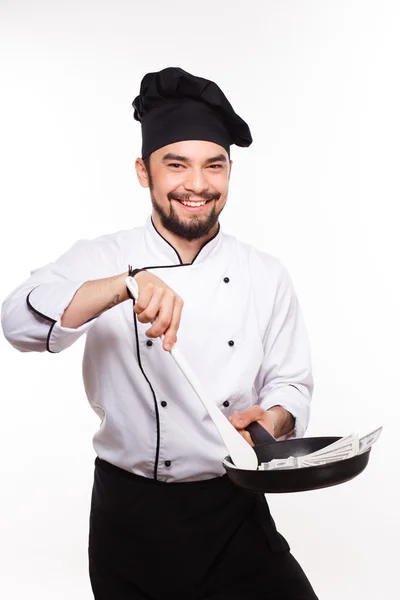 Gelukkig man in cook uniform aanhouden van geld op witte achtergrond Rechtenvrije Stockfoto's