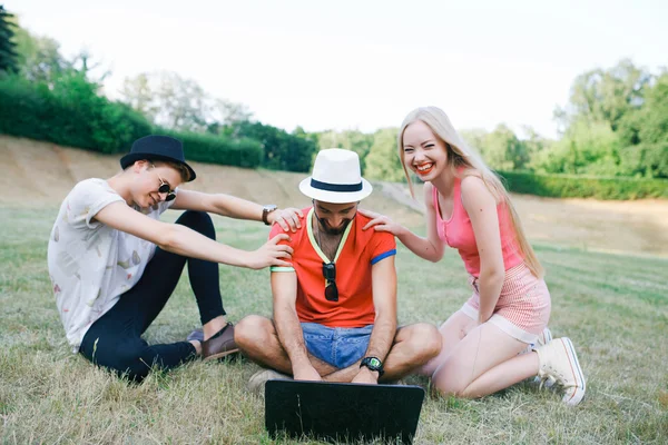 La tecnología y el concepto de personas - grupo de amigos con tabletas PC, teléfono inteligente sentado en el parque — Foto de Stock