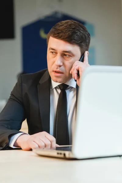 Atento hombre de negocios escribiendo en el cuaderno en la oficina — Foto de Stock