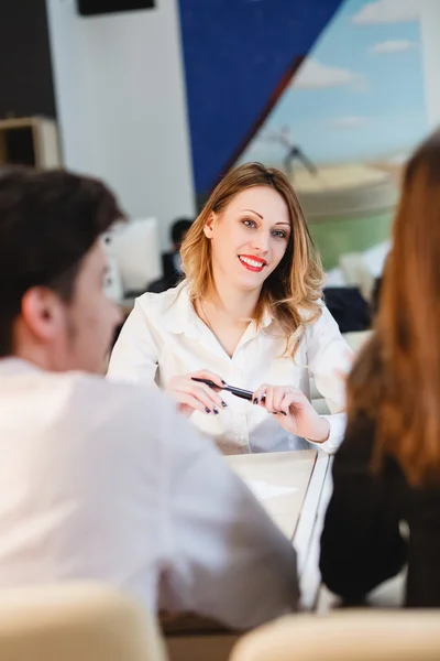 Les entreprises travaillent ensemble sur un projet — Photo