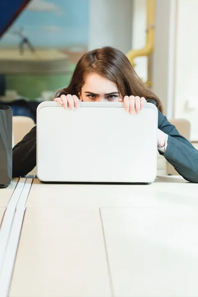 Молодая деловая женщина на кофе-брейке. Использование планшетного компьютера. — стоковое фото