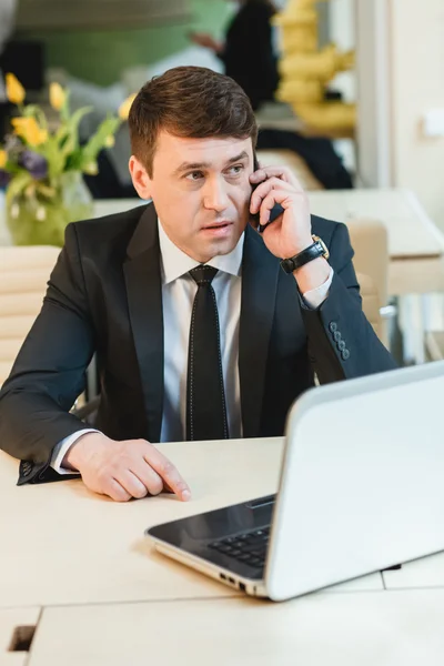 Uomo d'affari attento che scrive su notebook a ufficio — Foto Stock