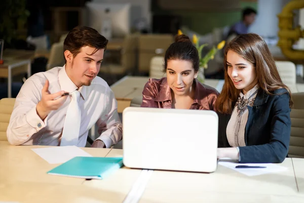 Businessteam spolupracovat na projektu — Stock fotografie