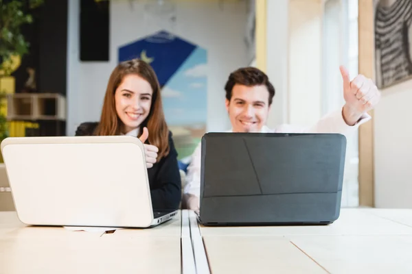 Счастливая молодая расслабленная пара, работающая на ноутбуке — стоковое фото