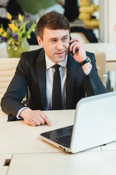 Attentif homme d'affaires écrit sur ordinateur portable au bureau — Photo