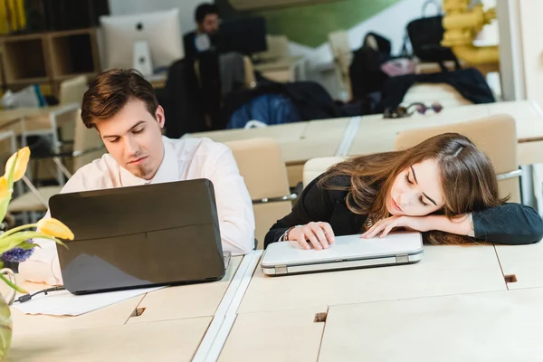 Happy young relaxed couple working on laptop computer — Stock Photo, Image