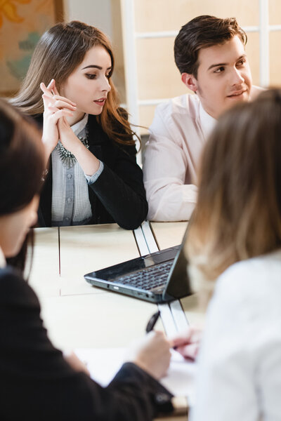 Businessteam работает вместе над проектом
