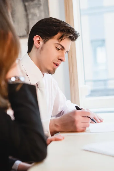 Businessteam arbetar tillsammans i projekt — Stockfoto